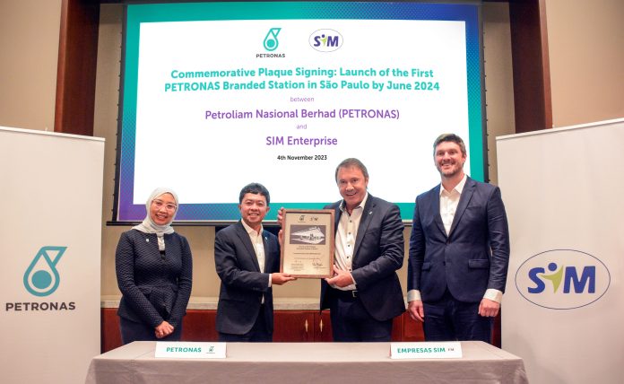Empresas SIM e PETRONAS firmam parceria para inovar no setor de combustíveis