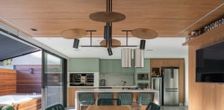 Reforma transforma imóvel de 1979 em uma casa contemporânea