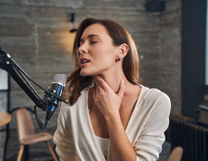 Profissional da voz deve ser acompanhado por fonoaudiólogo Profissional da voz deve ser acompanhado por fonoaudiólogo