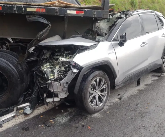 Passageira morre após carro bater em caminhão que se envolveu em acidente com van de pacientes na rodovia Castello Branco, em Pardinho