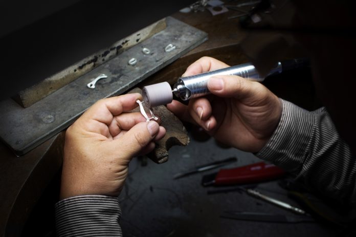 Guerreiro celebra 55 anos criando joias artesanais Guerreiro celebra 55 anos criando joias artesanais