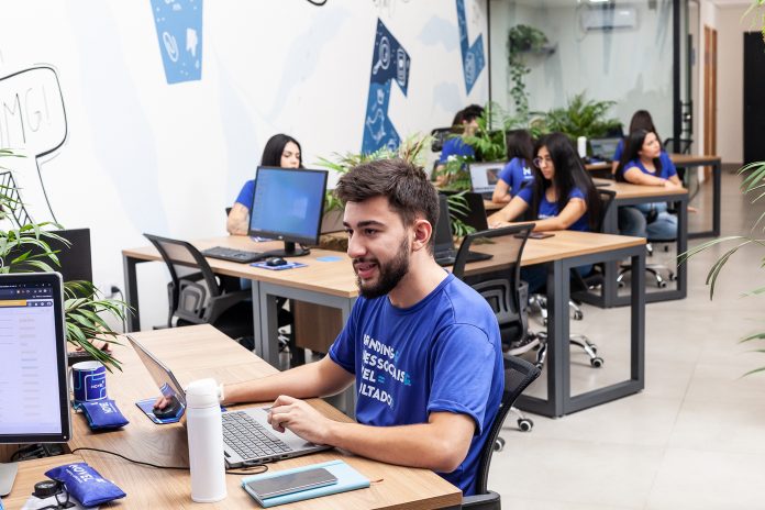 Novel celebra 10 anos de atuação em marketing e publicidade Novel celebra 10 anos de atuação em marketing e publicidade