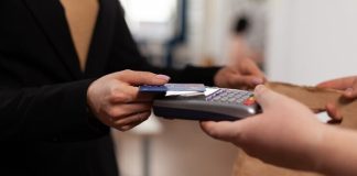 Pagamento por aproximação completa 15 anos no Brasil