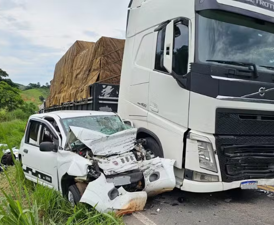 Duas pessoas de Areiópolis morrem em acidente entre carro e carreta na MGC-265, em Rio Pomba