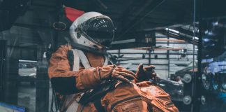 Autor com autismo vence barreiras e publica primeiro livro