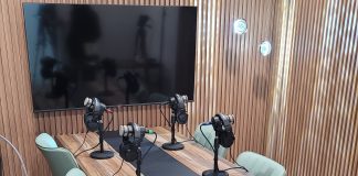 Influencer e jornalista lançam podcast direto de Orlando-EUA