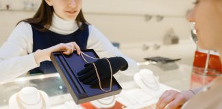 Rede de joalherias está com mais de 260 vagas abertas Rede de joalherias está com mais de 260 vagas abertas