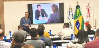 Medo de falar em público prejudica evolução profissional