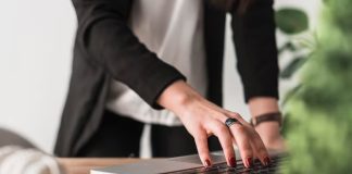 Econet Editora destaca direitos das mulheres na maternidade