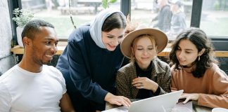 Empresas flexibilizam vestuário em prol da diversidade Empresas flexibilizam vestuário em prol da diversidade