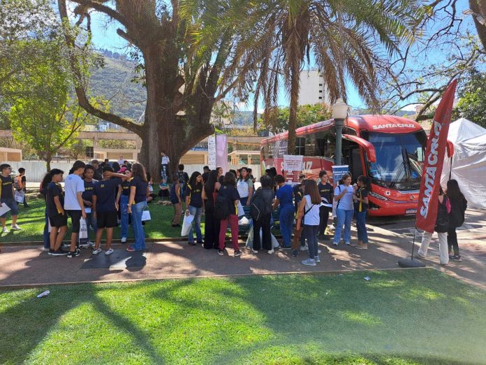 Viação Santa Cruz leva passageiros ao Flipoços Viação Santa Cruz leva passageiros ao Flipoços