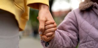 Benefício da licença parental reduz sobrecarga materna