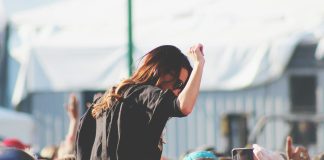 Mudança no ritmo das festas: jovens estão redefinindo noites