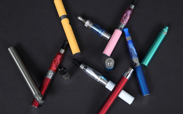 Relatório aponta dados sobre uso de cigarros eletrônicos Relatório aponta dados sobre uso de cigarros eletrônicos