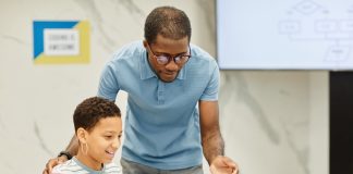 Rede de ensino está com mais de 100 vagas no Paraná