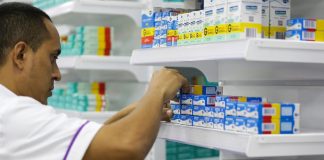 Farmácias sobrevivem à concorrência contra drogarias