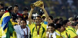 Jogadores da seleção brasileira se reúnem em campo pelo Rio Grande do Sul