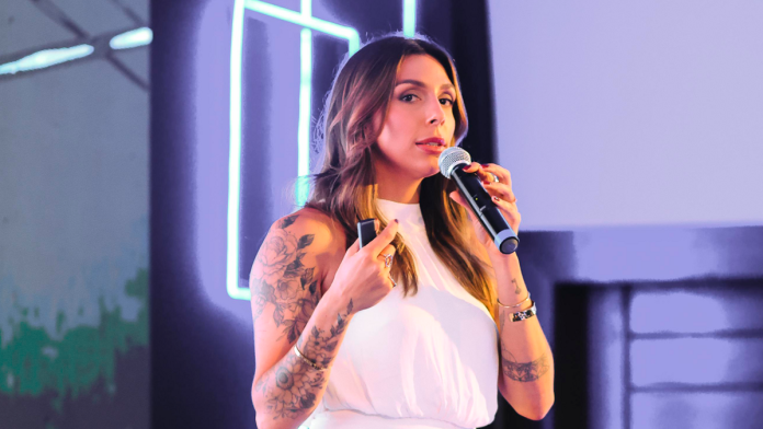 Vika Ferrari conduz encontro entre empresárias Vika Ferrari conduz encontro entre empresárias