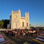 Botucatu: Aula de Yoga na igrejinha de Rubião Júnior reuniu dezenas de pessoas