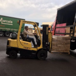 Botucatu: Transportadora Marcola realiza parceria para levar doação de 3 toneladas petiscos para cachorros da Adeste para o Rio Grande do Sul