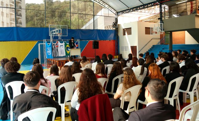 Simulações de ONU em escolas desenvolvem habilidades essenciais Simulações de ONU em escolas desenvolvem habilidades essenciais