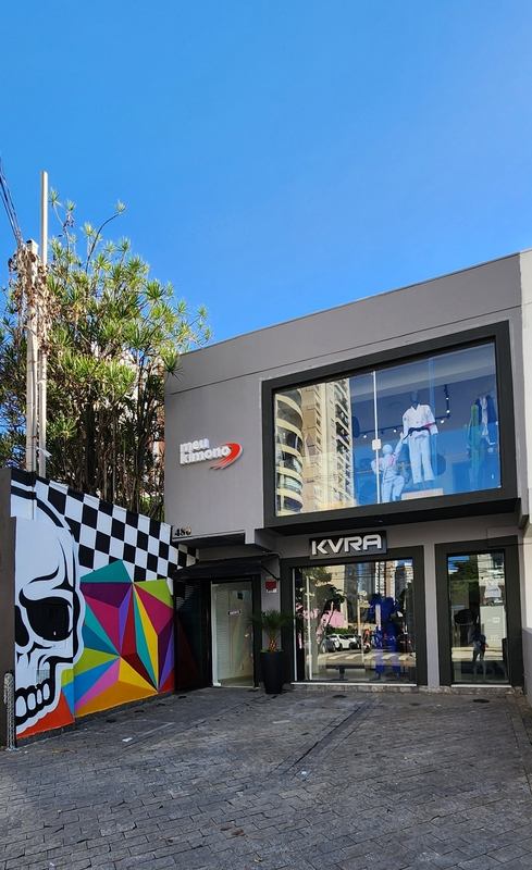 Varejista de kimonos abre loja física após 13 anos on-line Varejista de kimonos abre loja física após 13 anos on-line