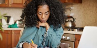 OCDE indica déficit na educação financeira entre estudantes