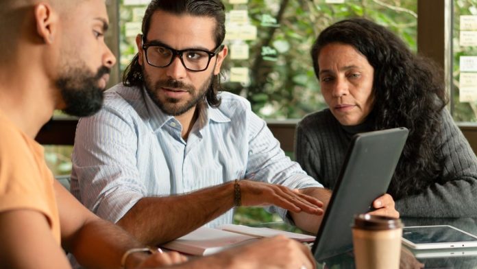 Maioria dos brasileiros buscam informações antes de investir Maioria dos brasileiros buscam informações antes de investir