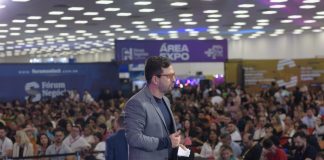 Jean Valério, CEO do Fórum Negócios, autografa na 27ª Bienal