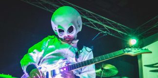 Guitarrista Beto Lefevre estreia espetáculo Alien Guitar