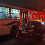 Botucatu: Ônibus colide com dois veículos