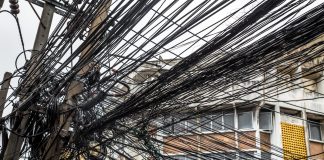 Famosos “gatos” de energia geram perdas econômicas Famosos “gatos” de energia geram perdas econômicas