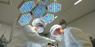 Implante zigomático pode ser opção para quem usa dentadura Implante zigomático pode ser opção para quem usa dentadura