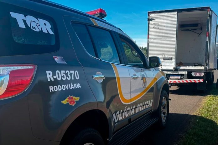 caminhao_roubado_em_cotia_e_recuperado_pela_pm