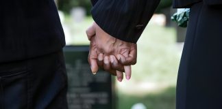 Despedidas: sepultamento e cremação possuem diferenças