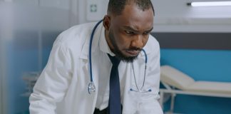 Ativistas e CFM discordam sobre cotas em residências médicas Ativistas e CFM discordam sobre cotas em residências médicas