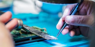 Queda do poder de compra impulsiona conserto de eletrônicos