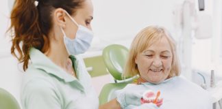 Dentaduras melhoram a mastigação e a autoestima