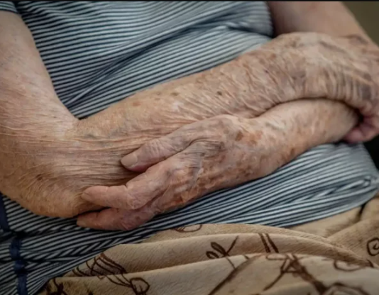 Idosa de 80 anos é agredida e casa incendiada pelo próprio filho em Bofete; agressor foi preso em flagrante