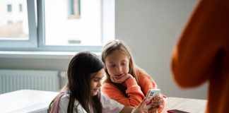 Uso de celulares nas escolas é foco de debate no Brasil Uso de celulares nas escolas é foco de debate no Brasil