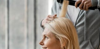 Cabelos loiros: especialista expõe mitos sobre alisamentos