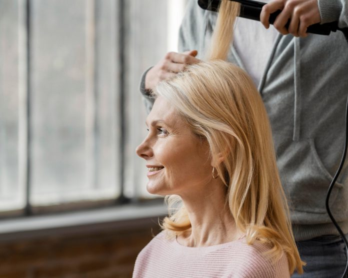 Cabelos loiros: especialista expõe mitos sobre alisamentos