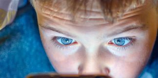 Excesso de tela pode prejudicar o desenvolvimento estudantil Excesso de tela pode prejudicar o desenvolvimento estudantil