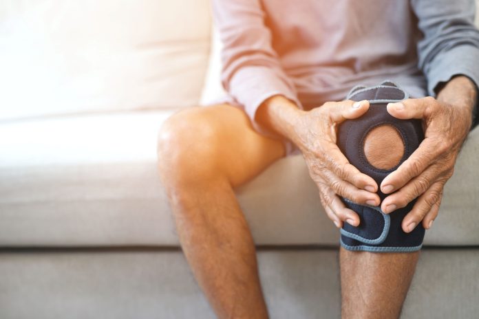 Dor no joelho é condição comum entre adultos brasileiros Dor no joelho é condição comum entre adultos brasileiros