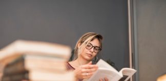 Busca por livros físicos cresce mesmo com avanços digitais