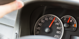 Excesso de velocidade traz riscos e consequências para CNH Excesso de velocidade traz riscos e consequências para CNH