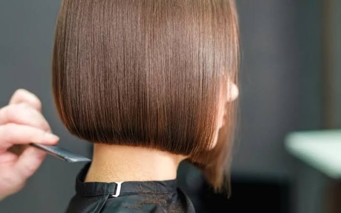 Cabelereira explica técnica para corte chanel alinhado Cabelereira explica técnica para corte chanel alinhado