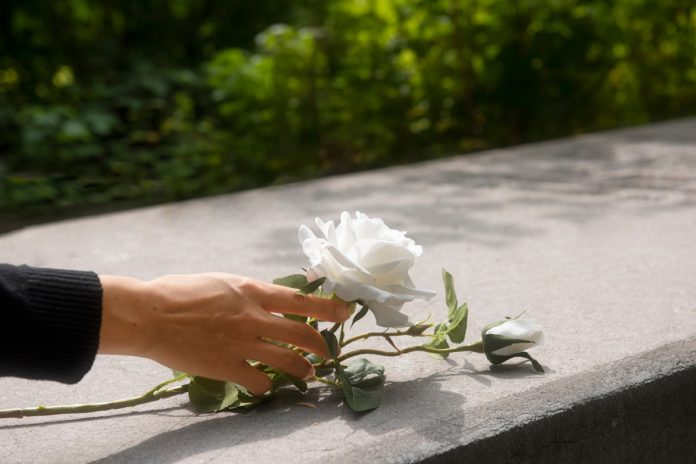 Escolha de plano funeral exige atenção, alerta especialista