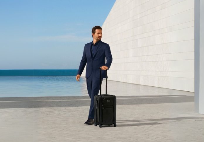 TUMI celebra 50 anos com campanha “Made For You Since 1975”