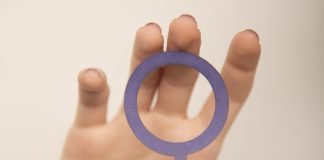 Mulheres ficam fora do mercado por cuidados não remunerados Mulheres ficam fora do mercado por cuidados não remunerados